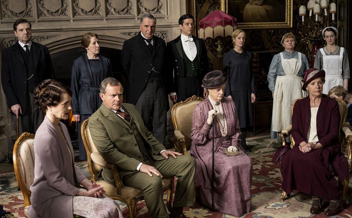 Afiş Lesley Nicol, Jim Carter, Rob James-Collier, Elizabeth McGovern, Sophie McShera, Phyllis Logan, Hugh Bonneville, Brendan Coyle, Joanne Froggatt, Maggie Smith, Penelope Wilton